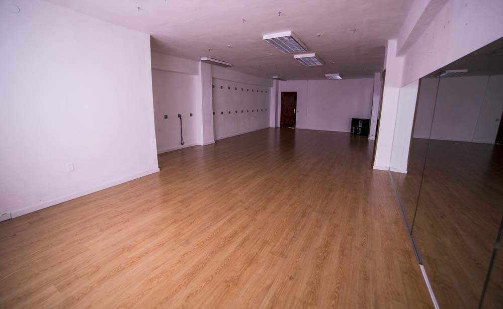 Sala 1
Tamaño: 75 m2
Precio por hora : 17€